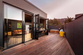 Yellow Pots Apartment A, Luxurious Outdoor Bath
